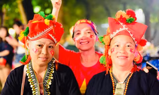 Bà Tân chụp ảnh cùng hai chị em Pam. Ảnh: Xuân Tùng