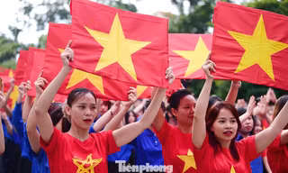 Chị Phạm Thị Bích Huệ phát biểu ý kiến tại phiên đối thoại. Ảnh: P.Linh