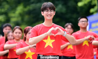 Gen Z lan tỏa niềm tự hào bên tượng đài Quyết tử cho Tổ quốc quyết sinh