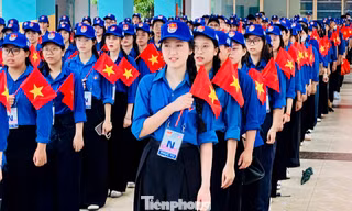 'Áo xanh' hòa cùng sắc cờ Tổ quốc trước giờ sơ duyệt diễu binh diễu hành