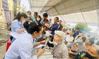 Thầy thuốc trẻ khám miễn phí cho hàng nghìn người dân