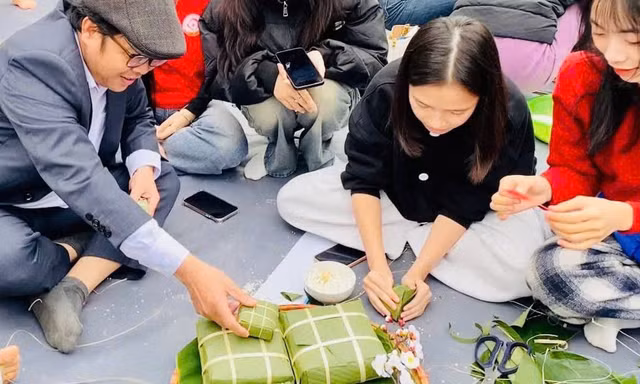 Trường Đại học đầu tiên ở miền Bắc tổ chức cho sinh viên gói và nấu bánh chưng đón Tết sớm 