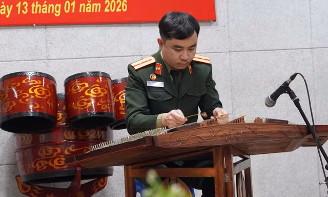 Với đàn Tam thập lục, Trung úy trẻ người Lào kiên trì theo đuổi con đường nghệ thuật gắn với gìn giữ và phát huy âm nhạc truyền thống.