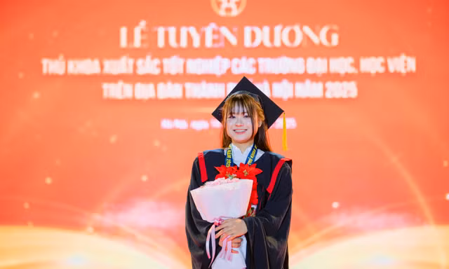 Bàn tay chai sạn của bố mẹ nâng bước con trở thành thủ khoa