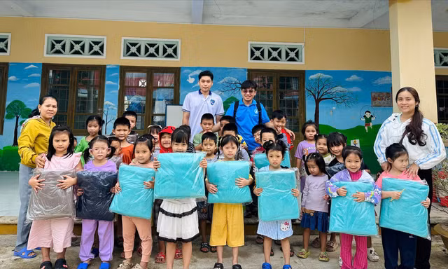 Những món quà được trao đến với các em học sinh.