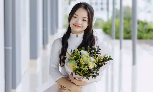Từ bản nhỏ Cao Bằng đến giảng đường Sư phạm, nữ sinh vùng cao vượt khó để theo đuổi ước mơ đứng lớp