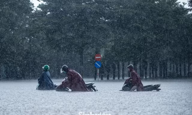 Mỹ Đình lại ngập sâu sau mưa lớn: người trẻ đi làm sớm 2 tiếng vẫn bất lực chôn chân trong biển nước
