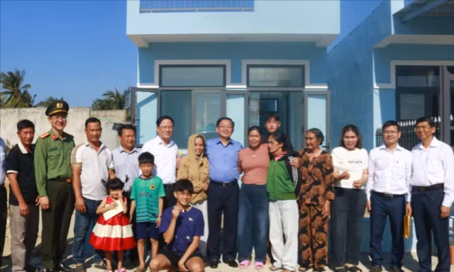 Phó Thủ tướng Hồ Quốc Dũng thăm người dân trong khu tái định cư bị ảnh hưởng mưa bão