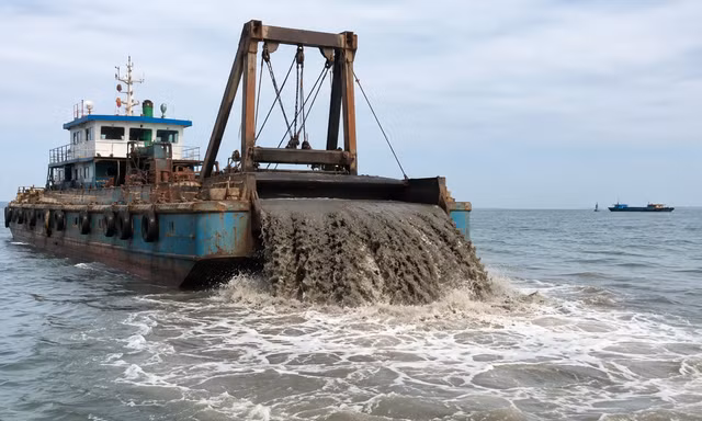 Vì sao Quảng Trị quyết định nhận chìm hơn 1,2 triệu m³ vật chất nạo vét xuống biển? 