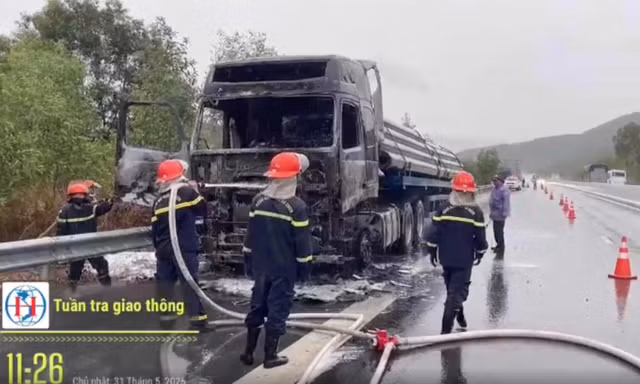 Lực lượng chức năng huy động xe chuyên dụng đến dập lửa.