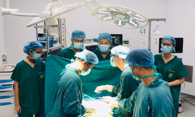 Ca mổ đầu tiên tại Bệnh viện Bạch Mai cơ sở Ninh Bình cứu người đàn ông nguy cơ liệt hai chân