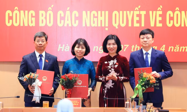 Thường trực HĐND thành phố Hà Nội công bố nghị quyết về công tác cán bộ 