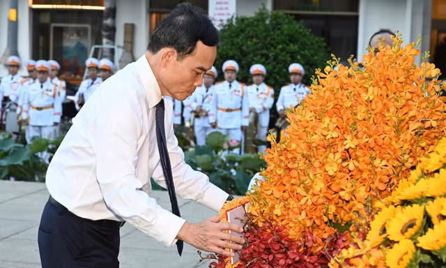Đoàn lãnh đạo TPHCM dâng hoa tưởng nhớ Chủ tịch Hồ Chí Minh