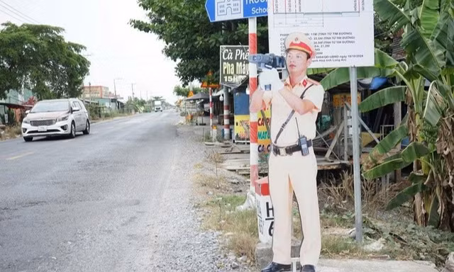 Giật mình thấy cảnh sát giao thông bắn tốc độ liền giảm tốc, hoá ra hình nộm