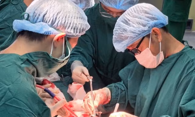 Đứt động mạch cổ, thanh niên may mắn thoát chết