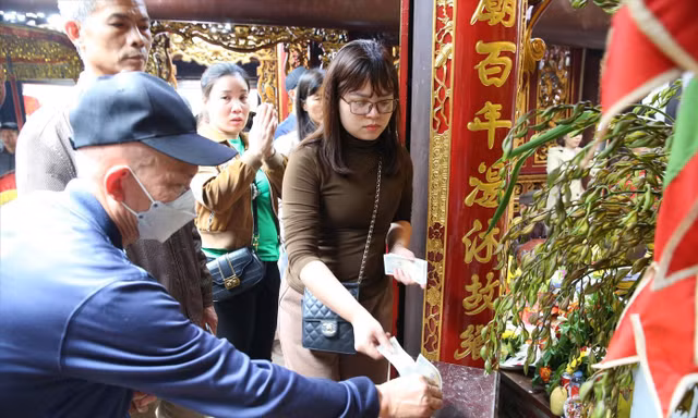 Tiền được rải ở một cơ sở thờ tự