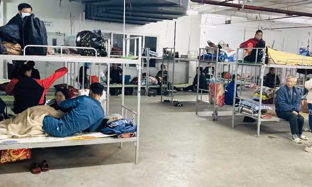 Độc lạ Hà Nội: 'Biến' hầm xe thành nơi nghỉ tạm cho người nhà bệnh nhân