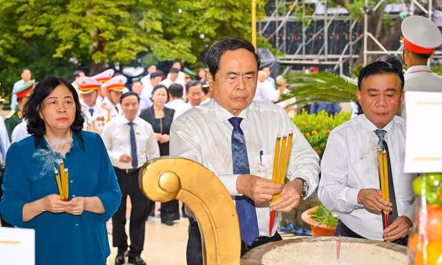 Chủ tịch Quốc hội dâng hương tưởng niệm các Anh hùng liệt sĩ và dự cầu truyền hình tại Công viên Lê Thị Riêng