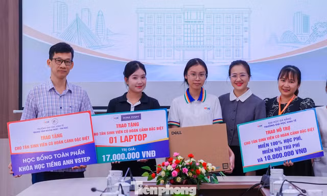 Nữ sinh mồ côi ôm laptop cũ bà mua vào đại học được nhận những hỗ trợ đầu tiên