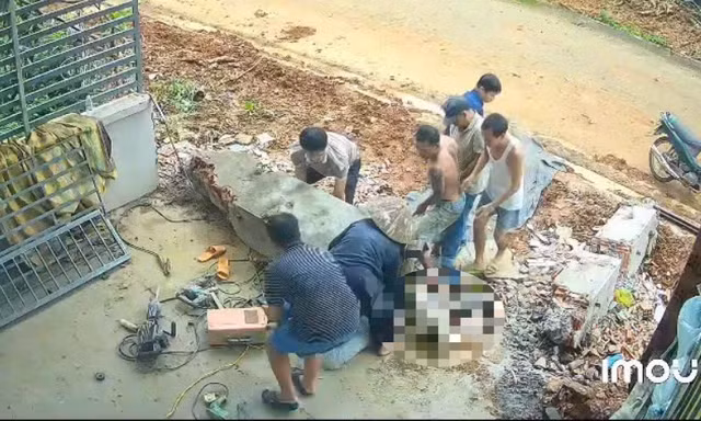 Tháo dỡ cổng nhà, người đàn ông bị trụ bê tông đè tử vong