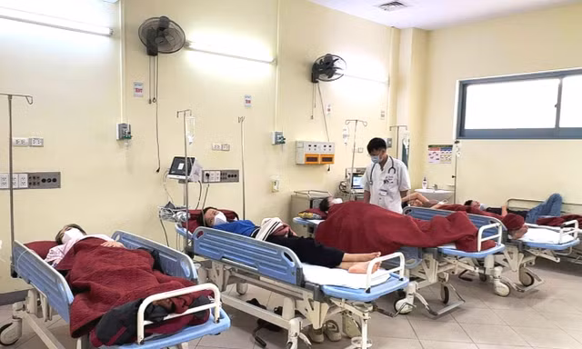 Tiếp nhận cấp cứu, điều trị hàng chục người nghi ngộ độc thực phẩm tại Huế