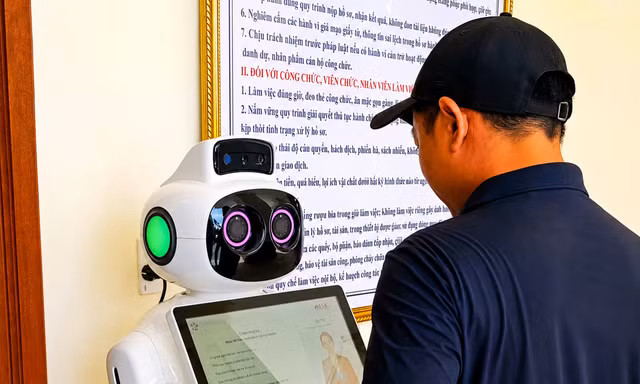 Người dân Đồng Hới thích thú trải nghiệm robot AI hình người làm ‘công chức’ 