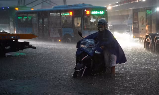 Hà Nội: Mưa lớn, nhiều trường chuyển hướng học trực tuyến