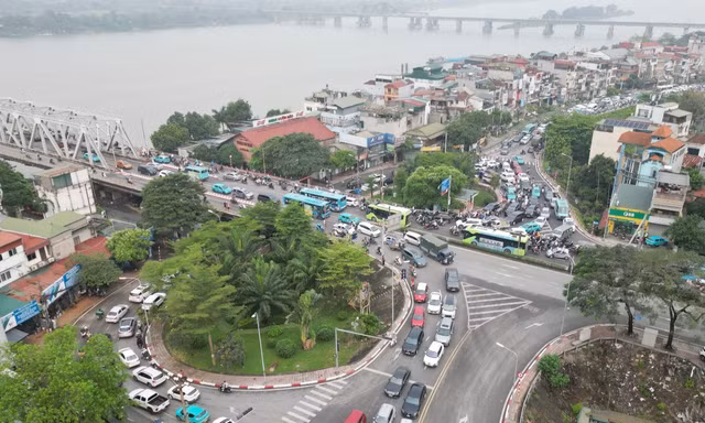 Ùn tắc do cấm cầu Long Biên, cảnh sát phải điều tiết nhiều loại xe qua cầu Vĩnh Tuy