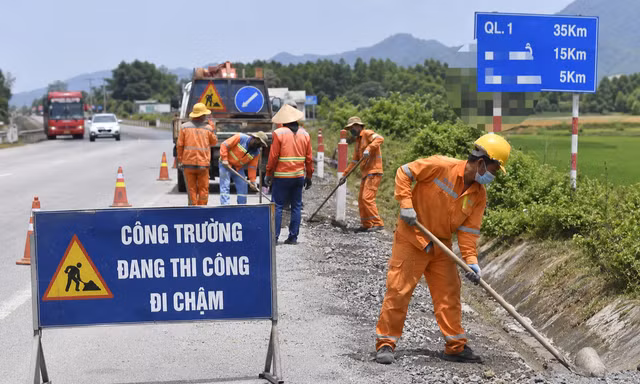Hơn 750 công nhân duy tu đường bộ ở Quảng Trị mòn mỏi chờ lương suốt 4 tháng 