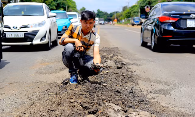 Những 'ụ đất' kỳ lạ trồi lên tại Quốc lộ 19