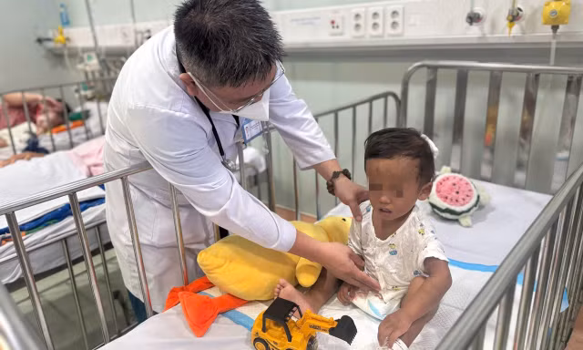 Bé trai 2 tuổi bị bạo hành đứt tụy, dập lách, vỡ gan