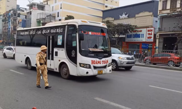 Trong 3 ngày, CSGT Hà Nội xử lý hơn 200 trường hợp xe khách, xe hợp đồng vi phạm giao thông 