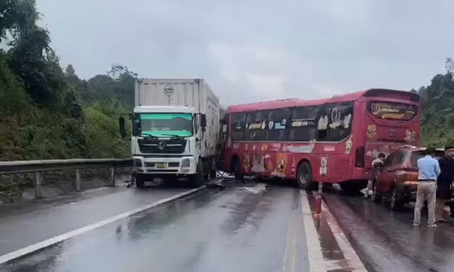 Tai nạn liên hoàn trên cao tốc Nội Bài - Lào Cai