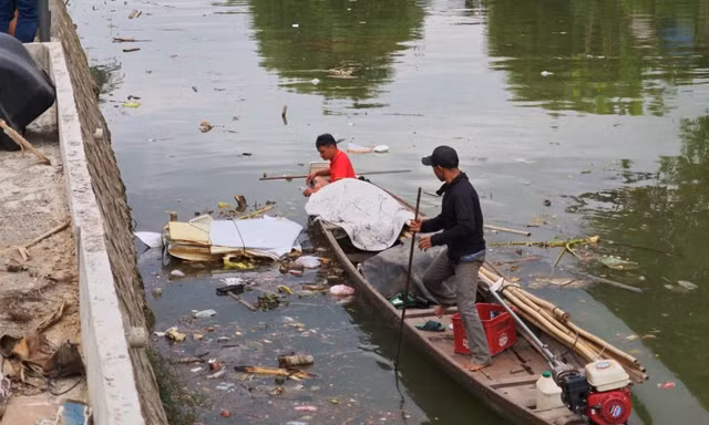 Xử phạt người đàn ông đổ gần 100 vỏ chai bia xuống sông tại Huế