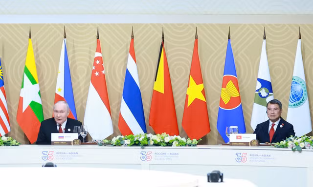 Thủ tướng Lê Minh Hưng dự phiên ăn trưa làm việc cùng Tổng thống Nga Putin