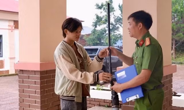 Người dân 5 xã biên giới Lâm Đồng tự nguyện giao nộp 155 khẩu súng và hơn 2300 viên đạn 