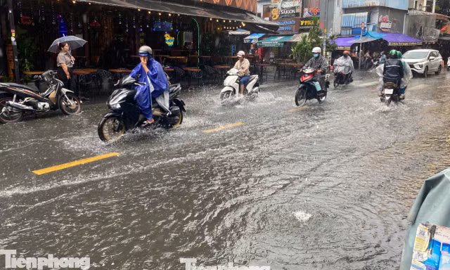 Mưa 'vàng' giải nhiệt gây ngập trên phố đi bộ ở trung tâm TPHCM