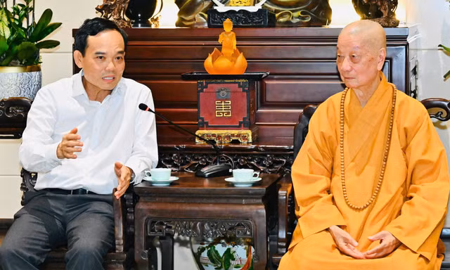 Bí thư Thành ủy TPHCM Trần Lưu Quang thăm, chúc mừng Đại lễ Phật đản 