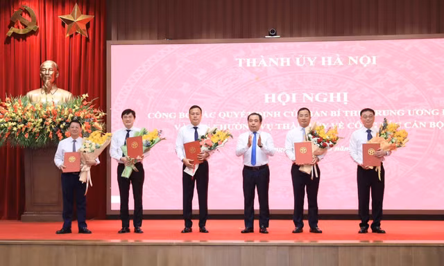 Hà Nội công bố, trao các quyết định về công tác cán bộ