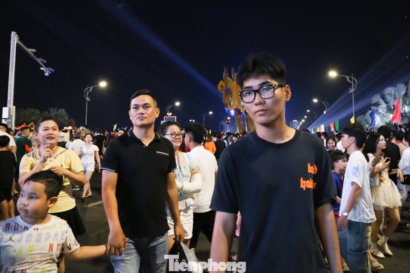tp-bien-nguoi-do-ve-cau-rong-2.jpg