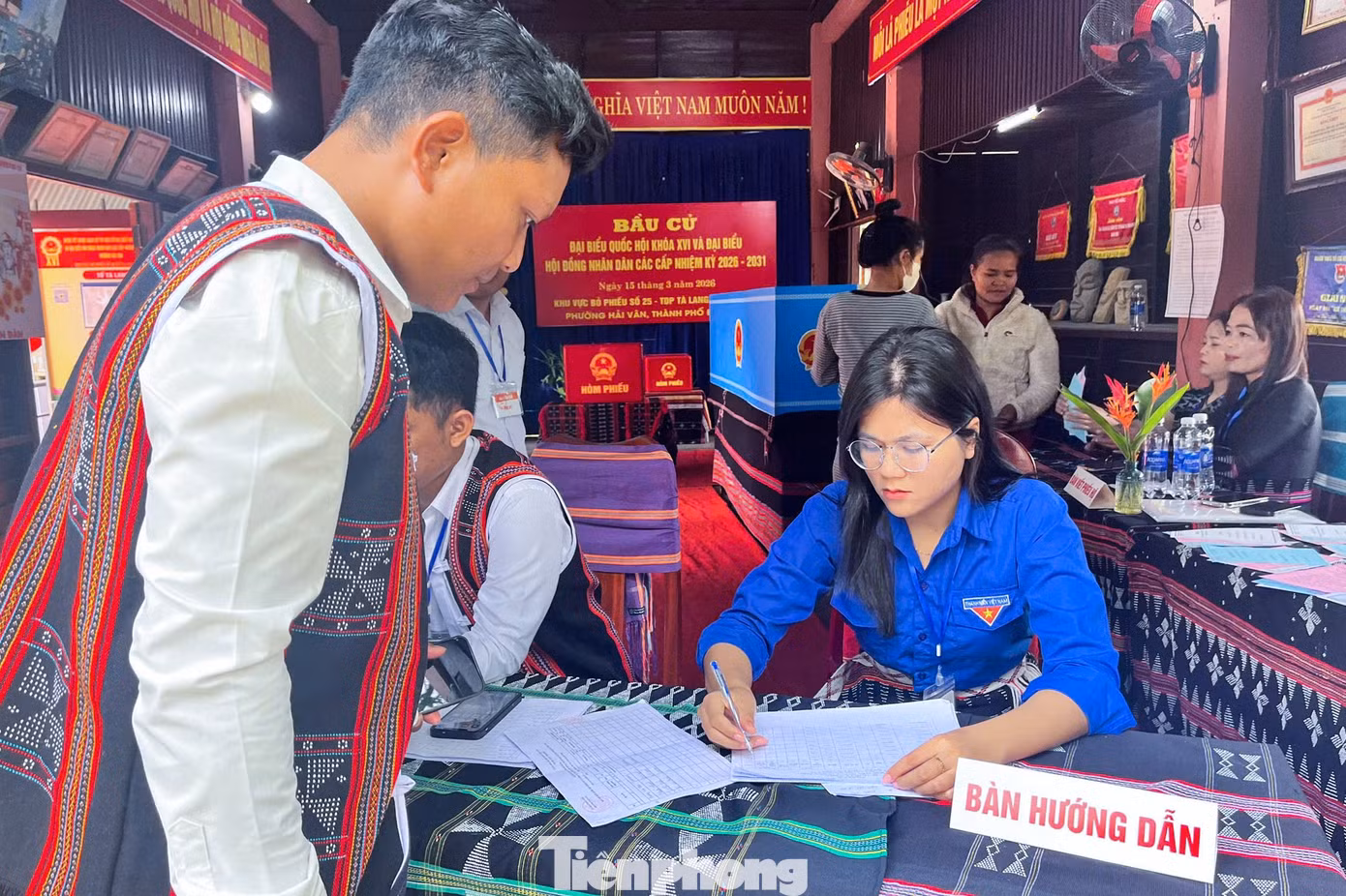 tp-ao-xanh-bau-cu-14.jpg