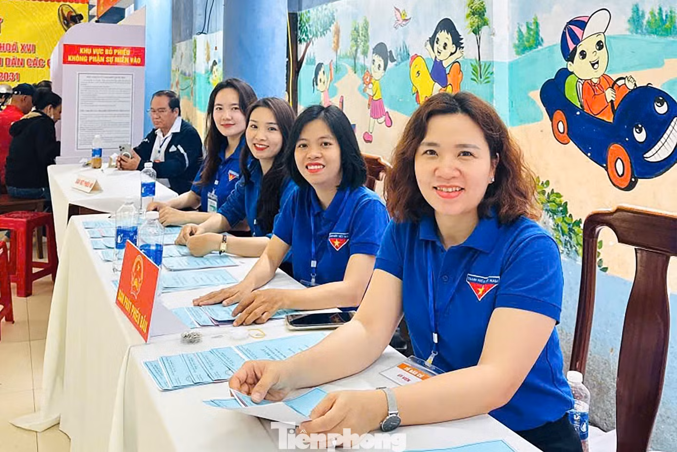 tp-ao-xanh-bau-cu-16.jpg