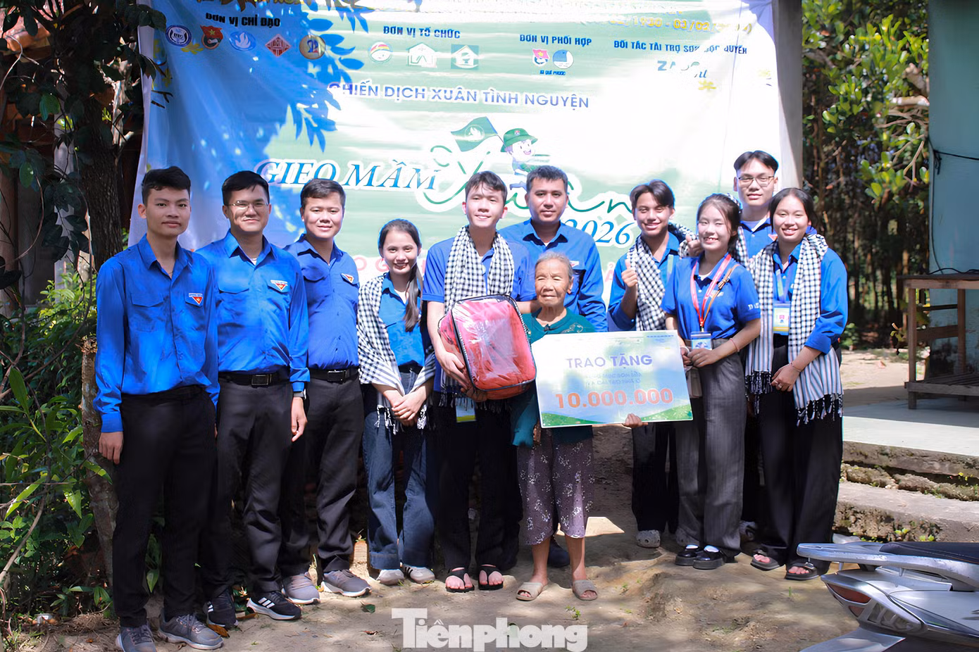 tp-ao-xanh-sua-nha-17.jpg
