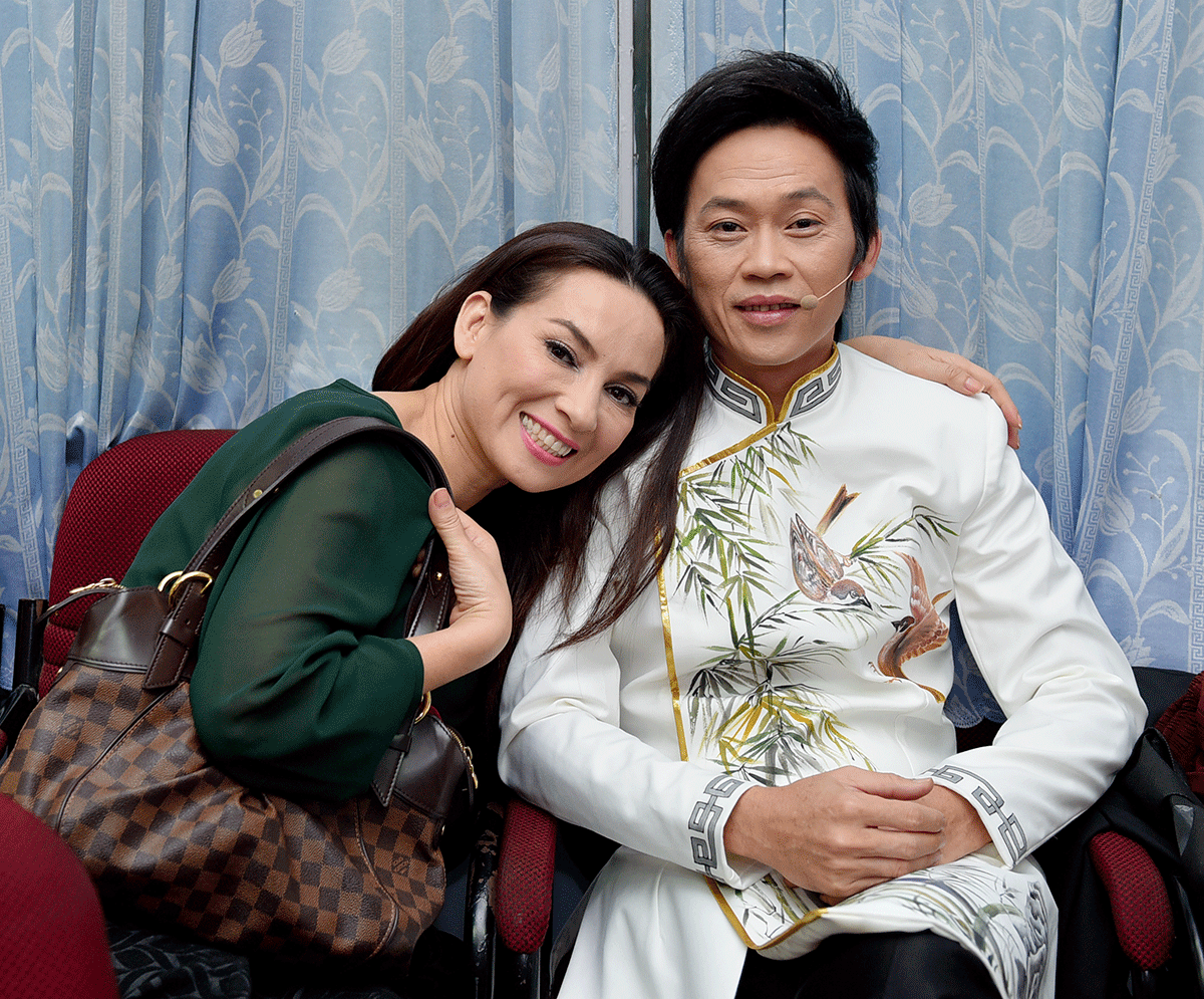 "Phi Nhung tôn trọng anh Linh và khẳng định không liên quan gì đến câu chuyện hiện tại của anh Linh cũng như không thù oán hay ghét chị Hằng"- Phi Nhung chia sẻ. 