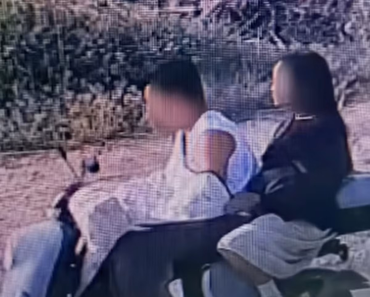 Camera ghi lại cảnh chú chó Chutou bị hai người lạ chở đi bằng xe đạp điện.