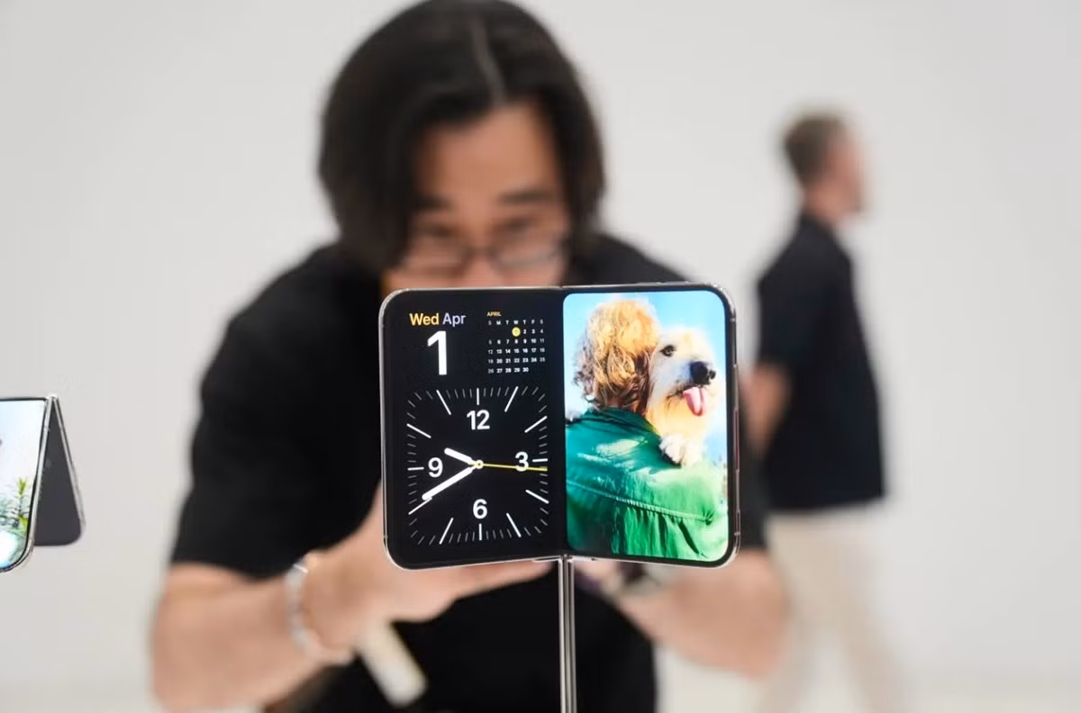 Người xem chụp ảnh iPhone Duo của Apple