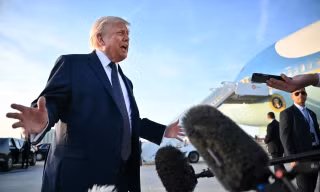 Tổng thống Mỹ Trump dọa áp phí qua eo biển Hormuz, Iran phát cảnh báo cứng rắn