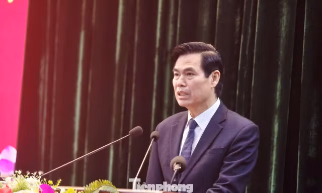 Tân Bí thư Tỉnh ủy Lạng Sơn Hoàng Quốc Khánh nhận quyết định, hoa chúc mừng từ Trưởng Ban Tổ chức Trung ương. Ảnh: Duy Chiến. 