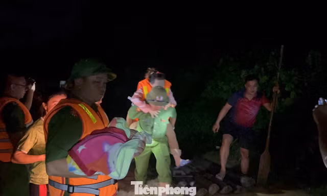 Trắng đêm cứu dân ra khỏi vùng nước lũ Lạng Sơn.