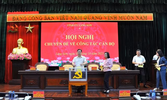 Bỏ phiếu giới thiệu chức danh Chủ tịch UBND tỉnh Lạng Sơn nhiệm kỳ 2021-2026. 